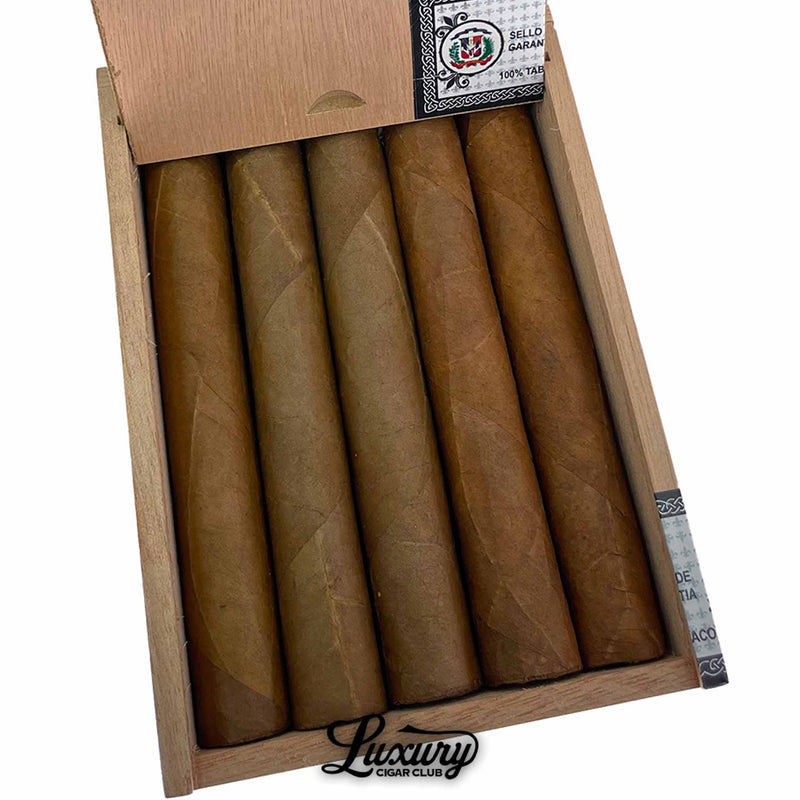 Luxury Cigar Club SNBN by Tabacalera Diaz Cabrera Robusto cigars close-up view showing premium hand-rolled craftsmanship and natural wrapper tones.