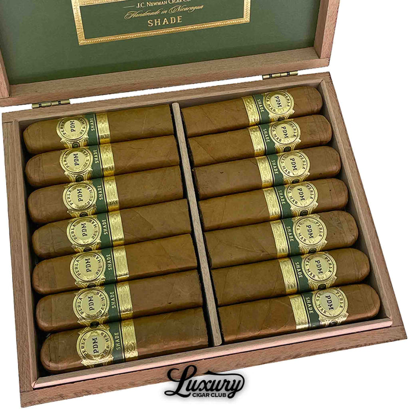 Close-up of Perla Del Mar Shade Short Robusto cigars inside a green and gold box, highlighting the Connecticut shade wrappers and detailed gold-and-green bands. Luxury Cigar Club logo visible.