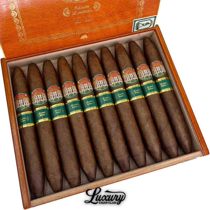 Close-up of Villa Casdagli Edición Limitada Salomone cigars in a luxurious wooden box, showing detailed green and gold limited edition bands with a stately villa design, presented by Luxury Cigar Club.