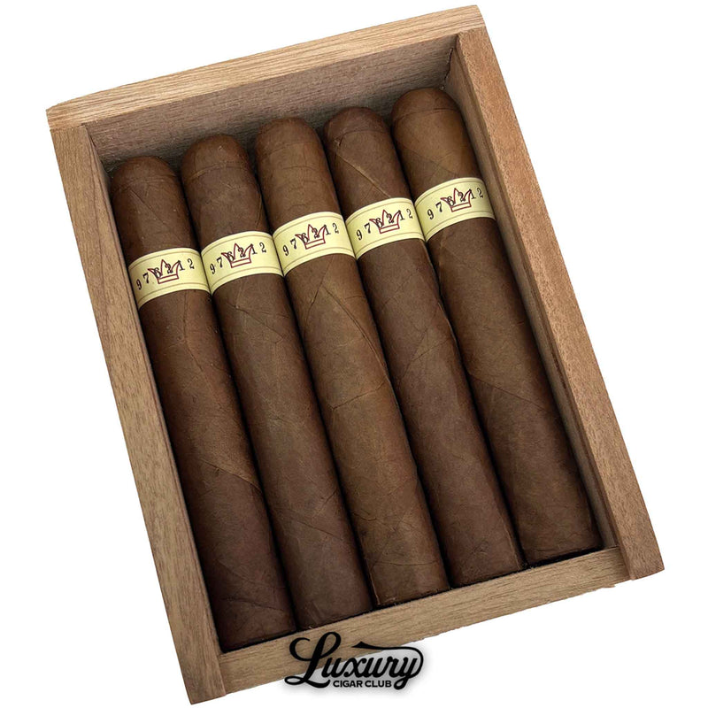 Luxury Cigar Club close up of Warped 1988 Serie Gran Reserva GR88 Robusto cigars showing uniform medium brown wrappers and cream bands inside a wooden box