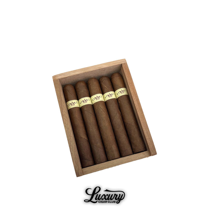 Luxury Cigar Club open box of Warped 1988 Serie Gran Reserva GR88 Robusto cigars arranged in a wooden tray with light cream bands and clean Nicaraguan wrappers
